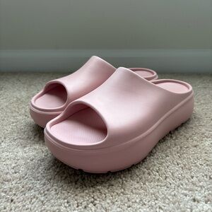 Calia by CARIE UNDERWOOD Pink Platform Slides